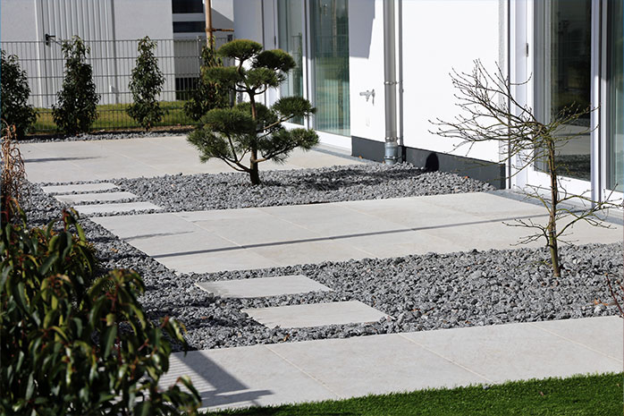 Design moderno della terrazza con cemento, pietra e piante