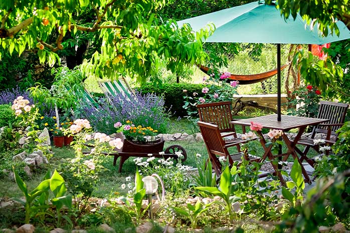 Un giardino stile country si distingue per la sua vegetazione lussureggiante